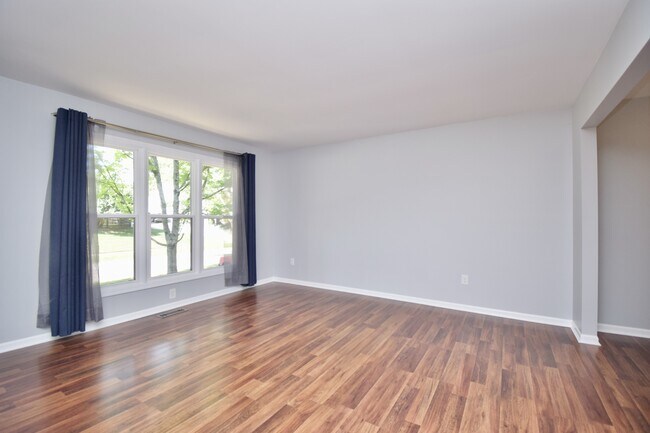 Building Photo - 647 Regent Rd