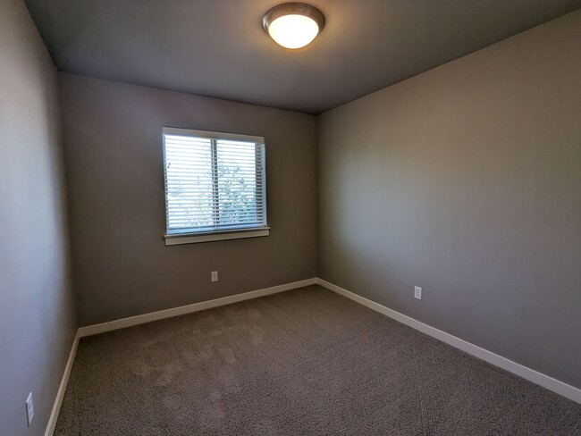 Building Photo - Newer 3 bedroom plus Den and Amenities in The Bridges