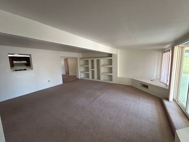 Building Photo - 570 N Villa Nueva Dr