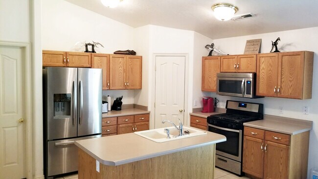 Building Photo - Great home located in Desert Sands @ Painted Desert.