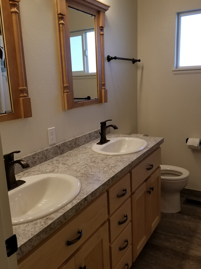 Building Photo - Remodeled 4 Bedroom 2 bath, NW Corvallis