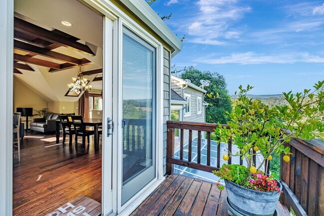 Building Photo - 275 La Vida Dr
