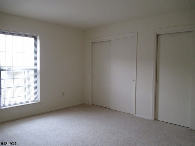 Building Photo - 181 Long Hill Rd