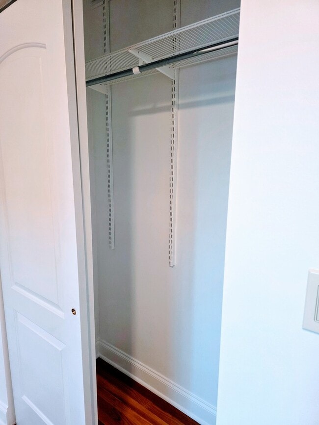 Building Photo - 2544 W Hollywood Ave