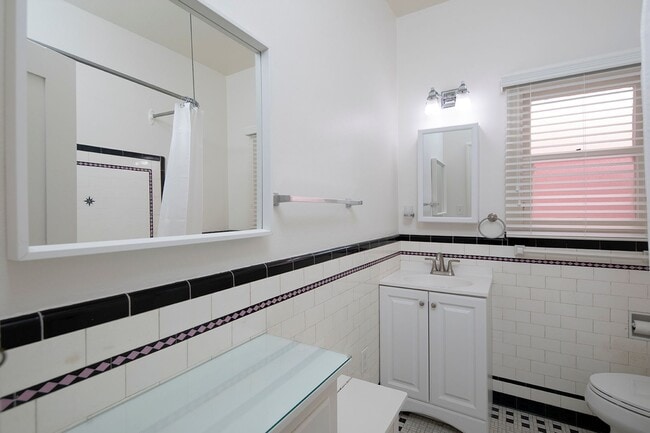 Building Photo - 2 WEEKS FREE!!! Rare 1 Bedroom in a Fantas...