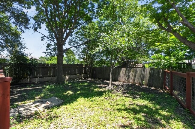 Building Photo - 300 N Carriage Hills Dr
