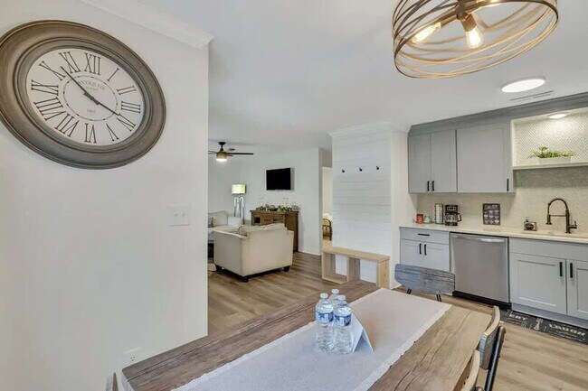 Building Photo - 302 Manden Rd