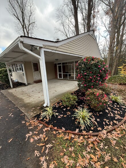 Building Photo - 98 Lynnhaven Dr