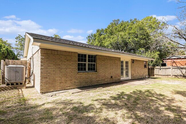 Building Photo - 1026 Lobitt St