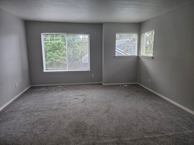 Building Photo - 13200 SW Hidden Creek Pl