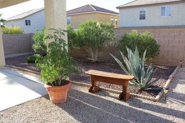 Building Photo - Move in Ready 2 bedroom 2 bath with den!