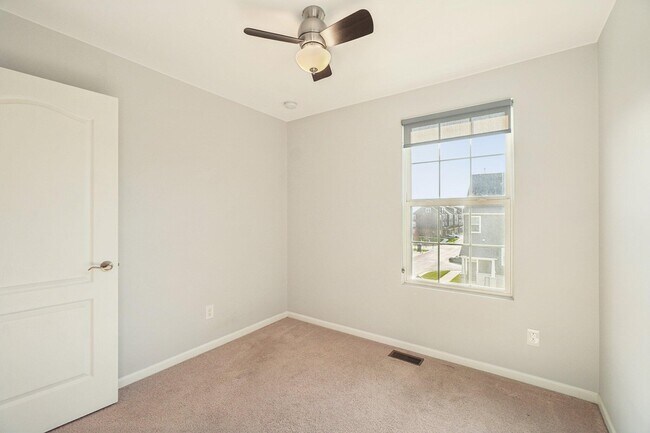 Building Photo - 202 N Sydney Ct