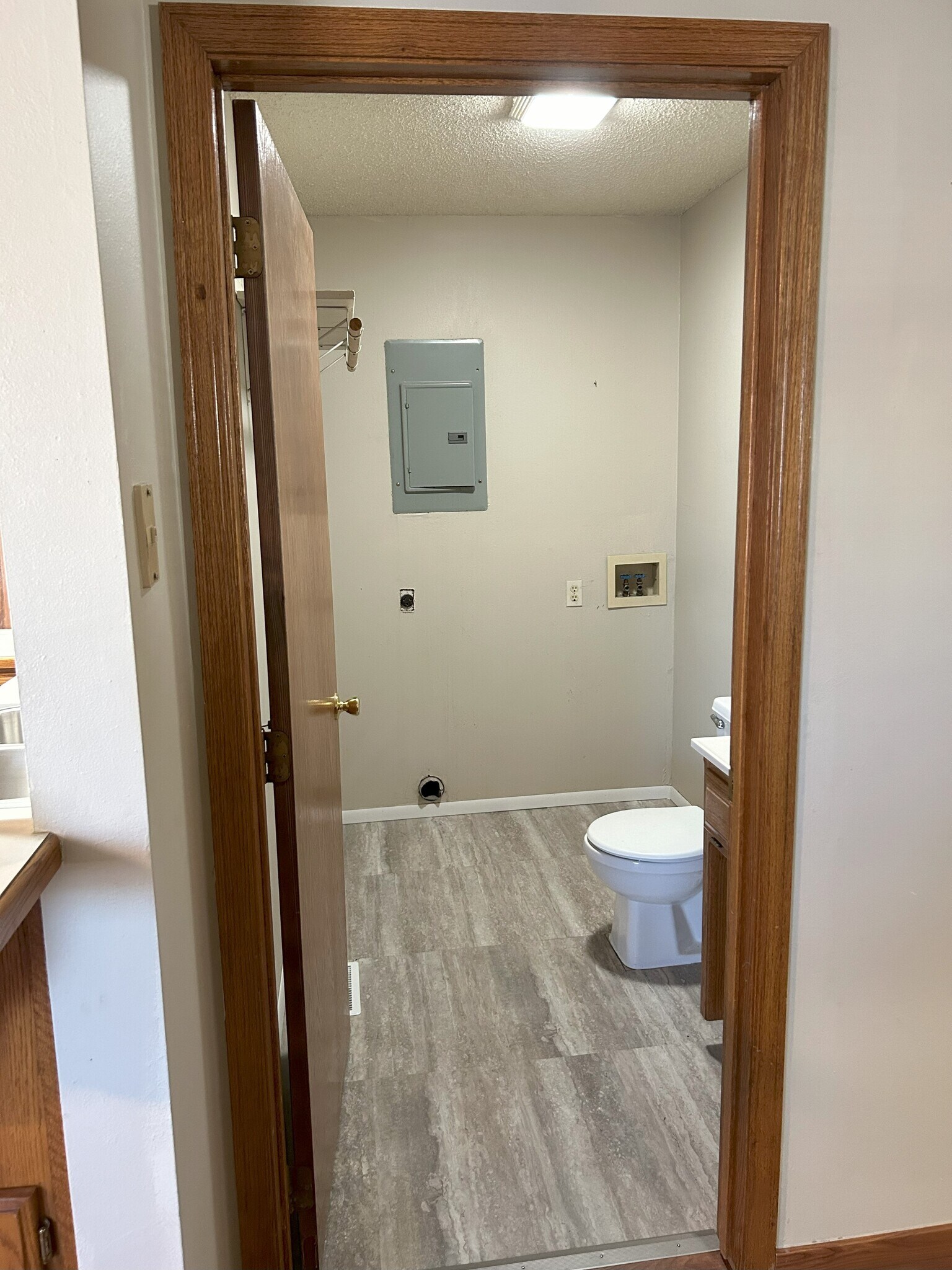 Down Stairs Bathroom / Laundry - 1042 Baxter St