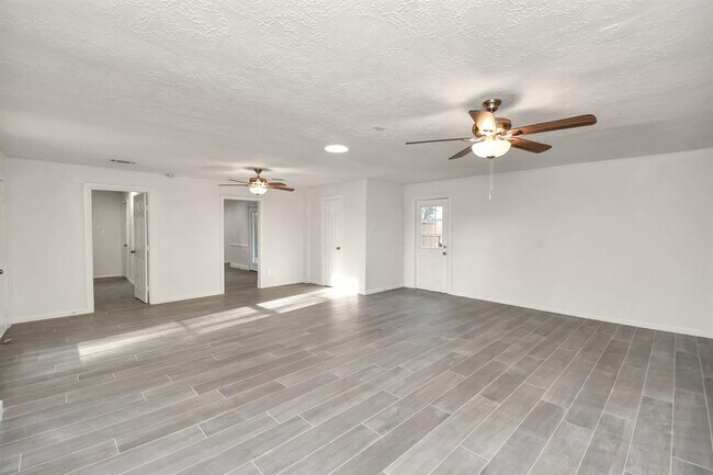 Building Photo - 3919 Fernglade Dr