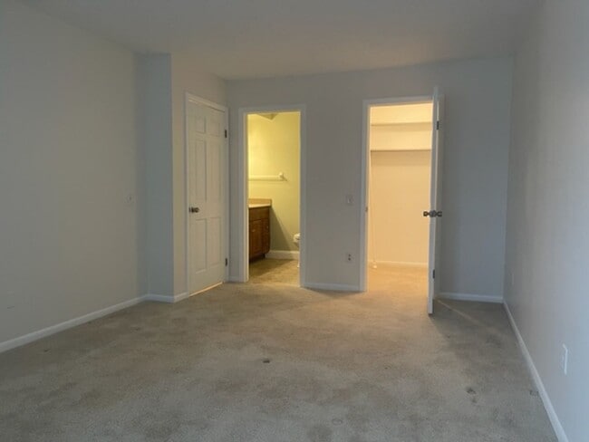 Building Photo - 2 Bedroom Condo - 1.5 Baths, Community Pool, Central AC
