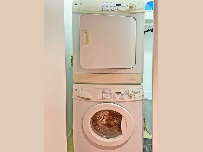 Building Photo - Gorgeous "Reflections" Condo w/ Panoramic Views, Light Rail Station, walk to Mall of America!