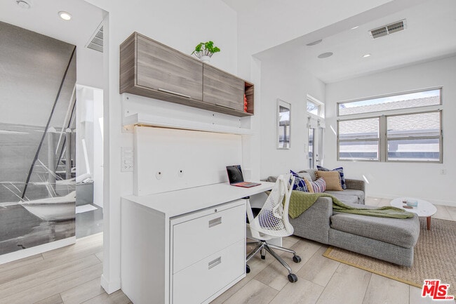 Building Photo - 728 W 37th St