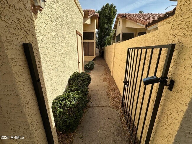Building Photo - 8919 S Lori Ln