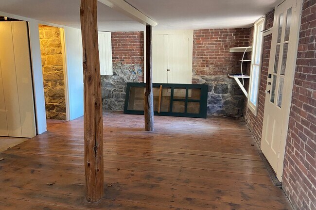 Building Photo - 12 Scholes Ln