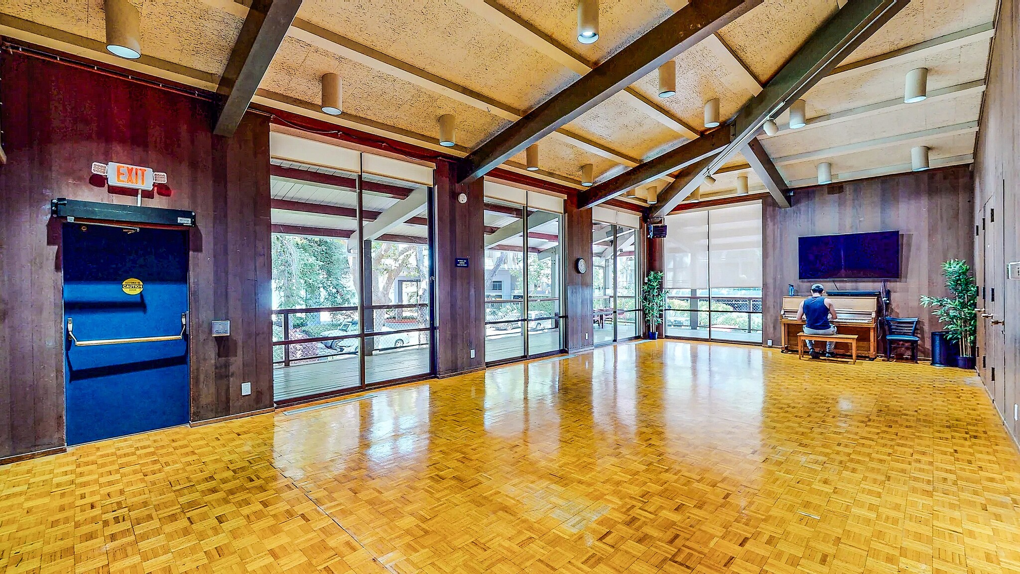 Building Photo - 4 Commodore Dr