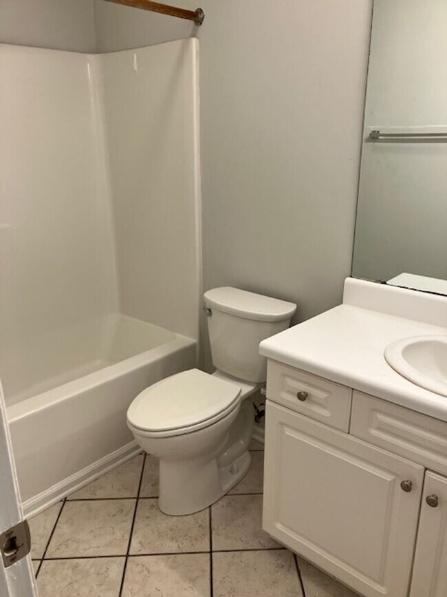 Building Photo - 909-H