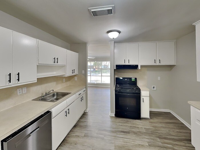 Building Photo - 2123 Raspberry Ln