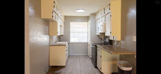 Building Photo - 906 Dosia Cir