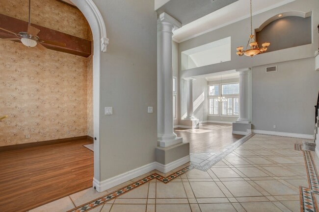 Building Photo - COMING SOON!! $1000 off 1st months Rent Guard-Gated Golf Course Living on the 14th Green!