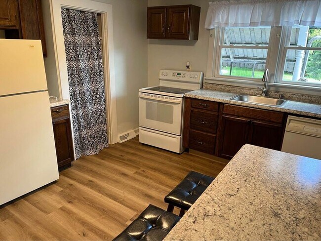 Building Photo - Two bedroom in the Bentworth School DIstrict!