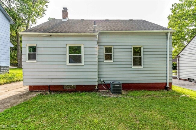Building Photo - 5037 Greenhurst Dr