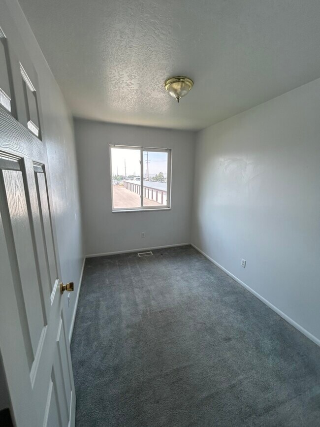 Building Photo - 166 E 1800 N
