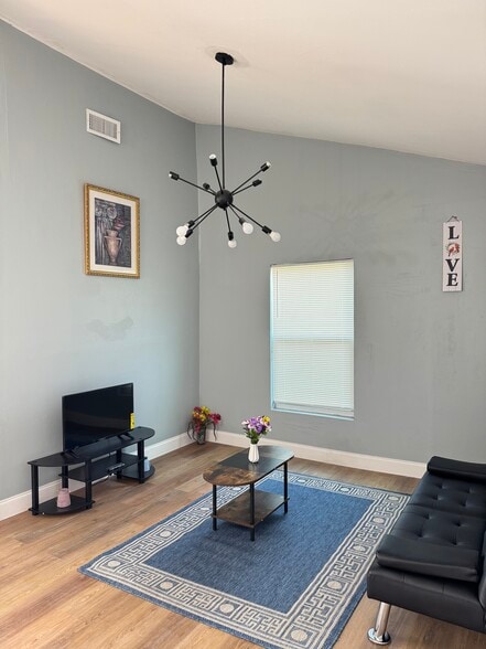 Building Photo - 414 N 60th Way