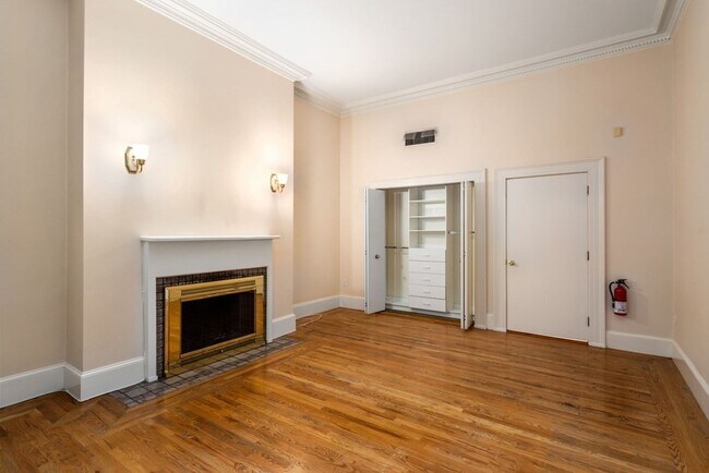 Building Photo - 393 Marlborough St