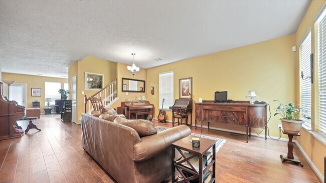 Building Photo - 692 Casual Ln