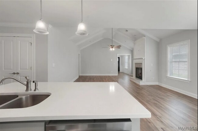 Building Photo - 994 Pearl Dr