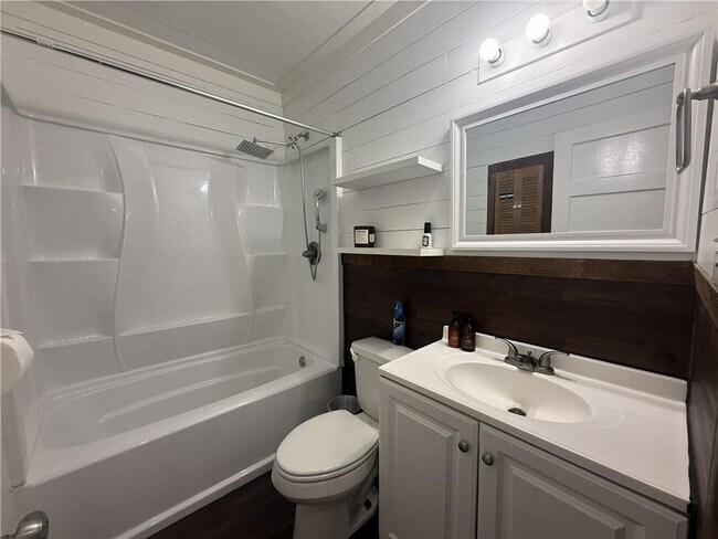 Building Photo - 1625 Wilson Ave