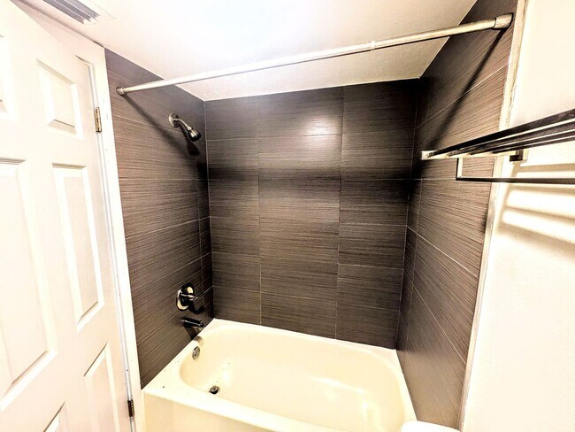Building Photo - Annual UNfurnished renovated ground floor ...