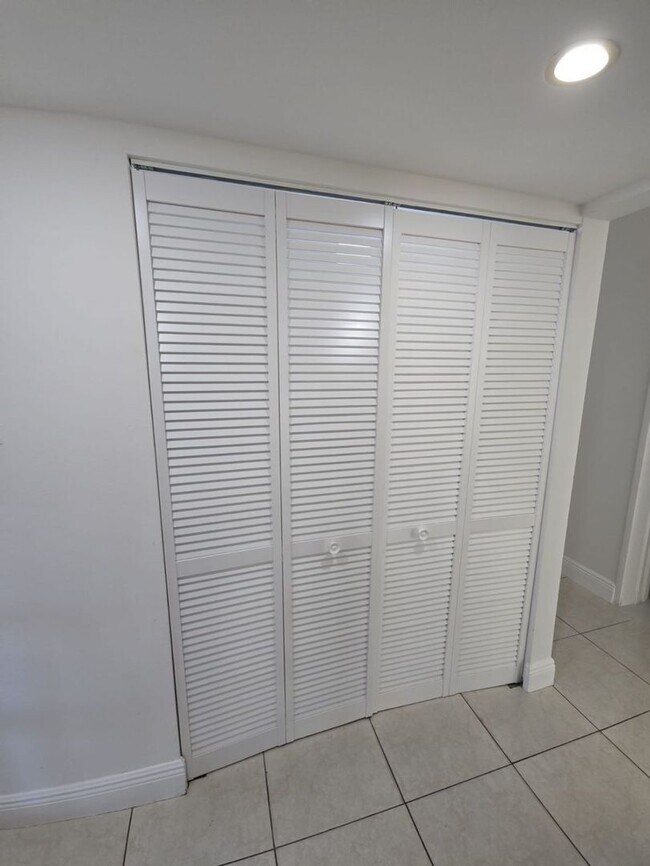 Building Photo - LABOR DAY SPECIAL Great Renovated 3/1 |  Q...