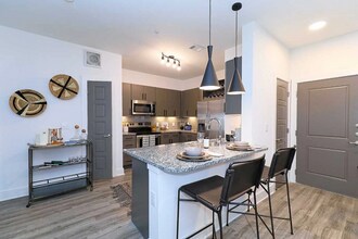 Building Photo - Available Now – Beautiful Apartment for Rent