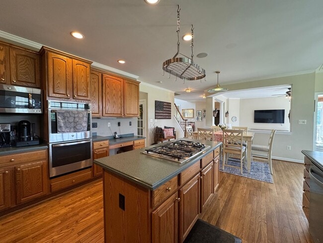 Building Photo - Fantastic 4 Bed 2.5 Bath Single Family Hom...