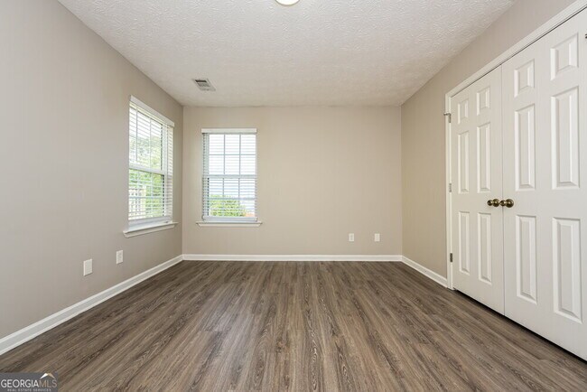 Building Photo - 342 Summit View Dr