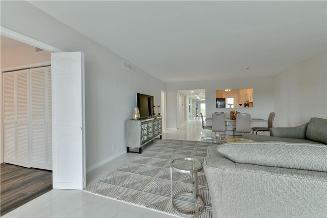Building Photo - 2751 N Palm Aire Dr