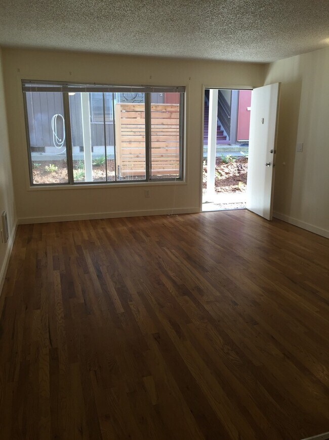 Building Photo - Upper 2bed, hardwoods, dishwasher, on-site...