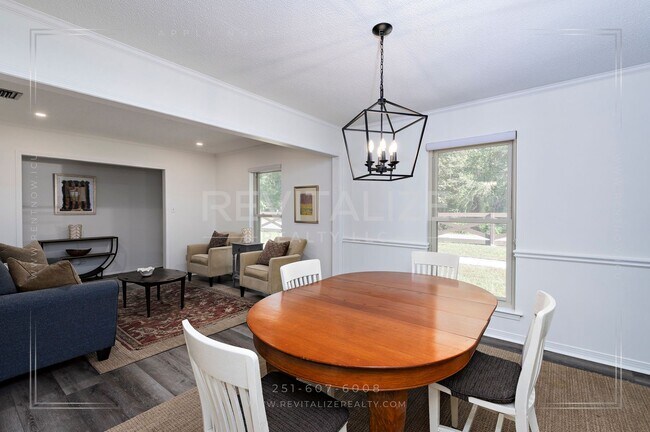 Building Photo - Stunning 3 Bed 2 Bath Brick Home with Huge Yard!