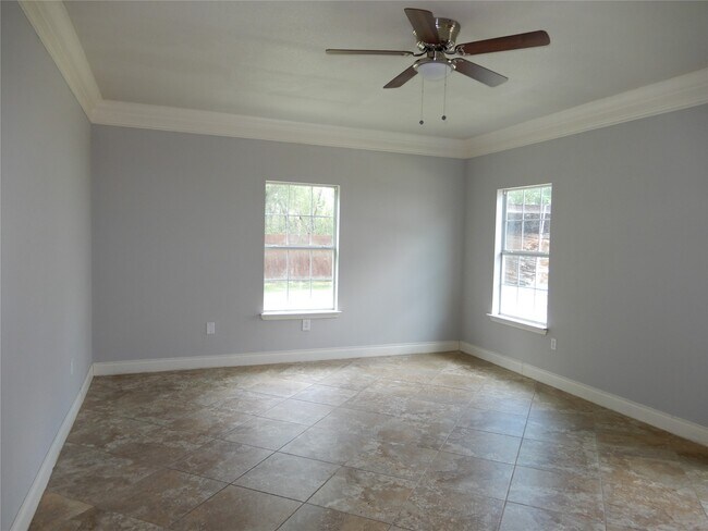 Building Photo - 13531 Russ Dr