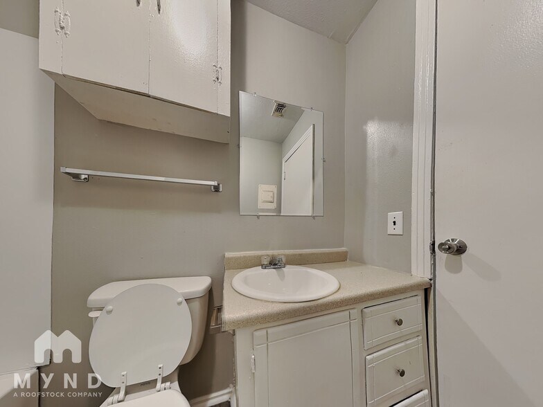 Building Photo - 404 N Kenwood Rd