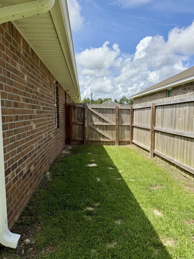 Building Photo - 5049 Quarter Deck St