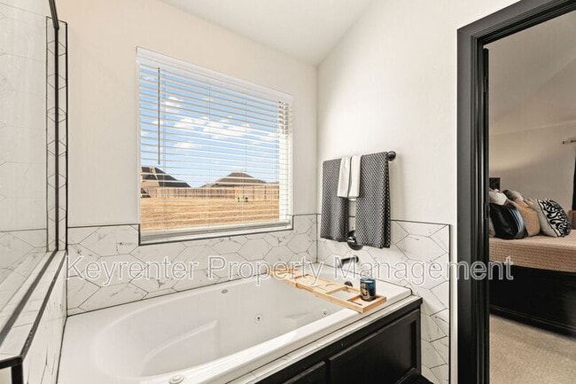 Building Photo - 2805 Crystal Creek Dr