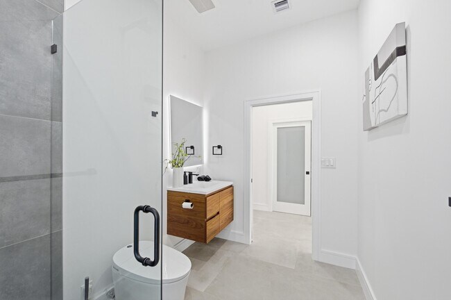 Building Photo - 1308 Avocado Isle