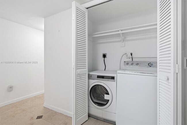 Building Photo - 625 Biltmore Way